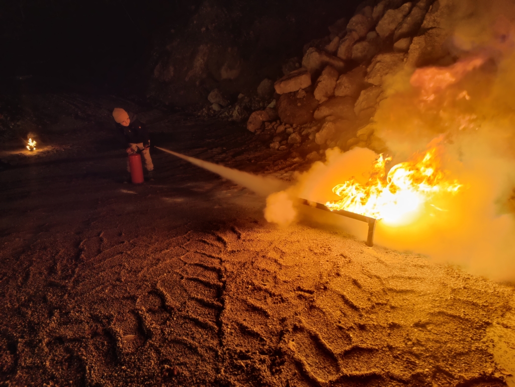 Feuerwehrjugend übt den sicheren Umgang mit Feuerlöschern