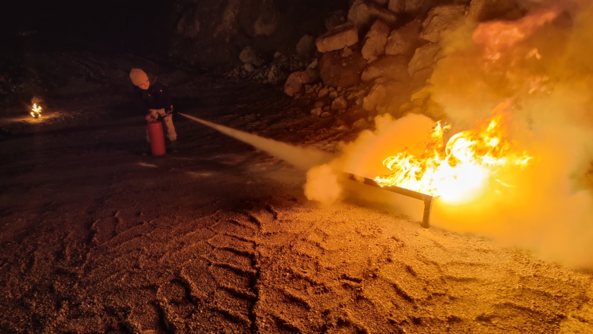 Feuerwehrjugend übt den sicheren Umgang mit Feuerlöschern